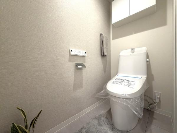 藤和鶴ヶ峰コープのトイレ|清潔感のある内装のすっきりとしたデザインのトイレです。
水周りが綺麗だと安心ですね。
