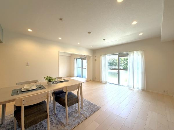 藤和鶴ヶ峰コープの居間・リビング|家族が自然と集まるリビングは
落ち着きのある空間です♪