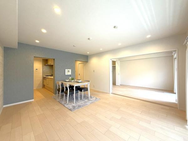 藤和鶴ヶ峰コープの居間・リビング|窓からは明るい光が差し込みます！
電気をつけなくても明るいです。