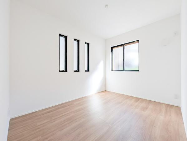 横浜市神奈川区西寺尾３丁目の新築一戸建の洋室|二面採光の明るい洋室♪
休日はこちらでおくつろぎ下さい♪
