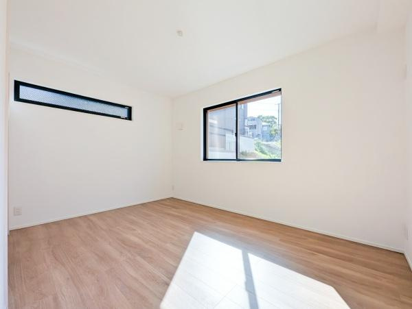 横浜市神奈川区西寺尾３丁目の新築一戸建の洋室|窓からの光が嬉しい洋室です。
収納もあり、荷物が多い方にも安心です♪
