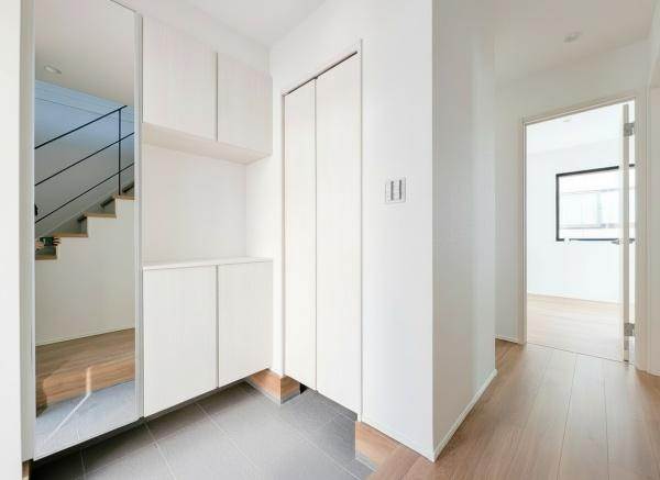 横浜市神奈川区西寺尾３丁目の新築一戸建の玄関|収納豊富な玄関です。
この明るい玄関が気持ちよく家族を迎え入れます♪