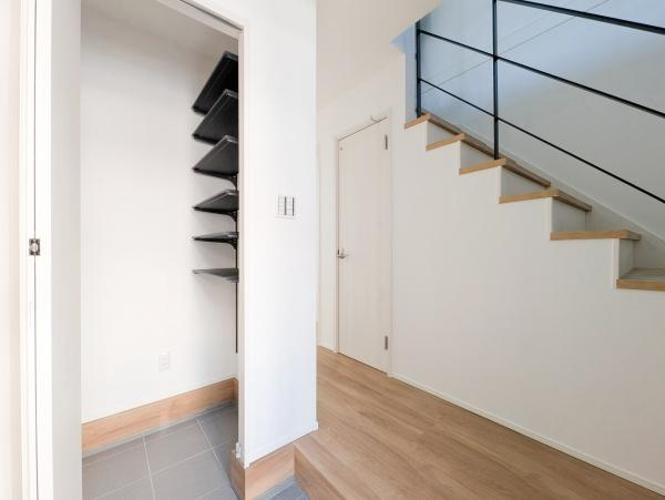 横浜市神奈川区西寺尾３丁目の新築一戸建の玄関|SICがあり収納豊富な玄関です。
この明るい玄関が気持ちよく家族を迎え入れます。