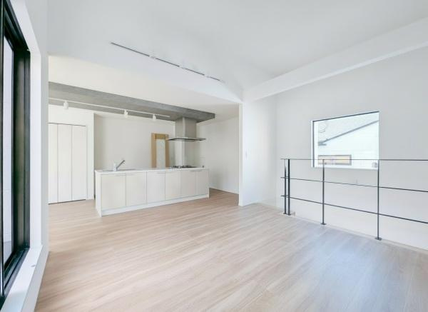 横浜市神奈川区西寺尾３丁目の新築一戸建の居間・リビング|窓からは明るい光が差し込みます！
電気をつけなくても明るいです。