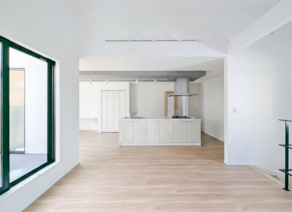 横浜市神奈川区西寺尾３丁目の新築一戸建の居間・リビング|明るいLDK！！
陽当たり良好です。
