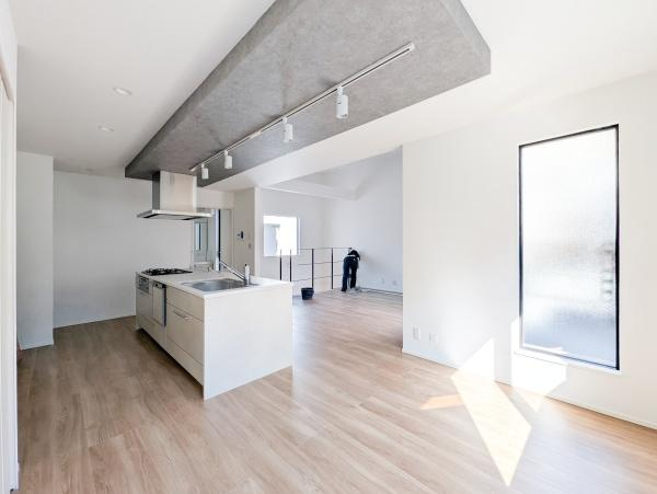 横浜市神奈川区西寺尾３丁目の新築一戸建の居間・リビング|対面式のキッチンはお料理中でも家族とのお話も弾みます。
