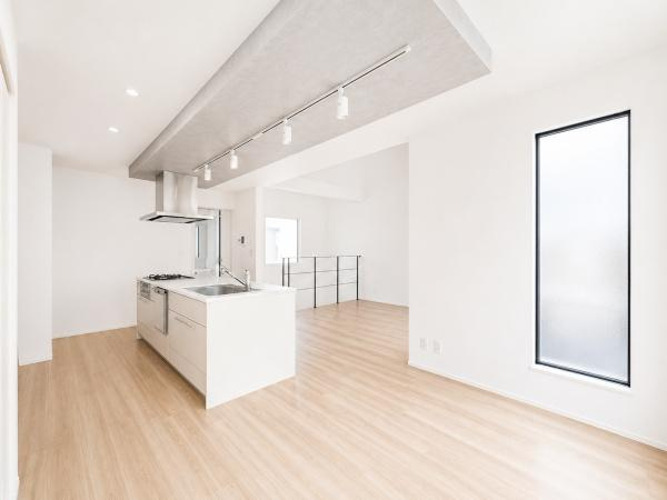横浜市神奈川区西寺尾３丁目の新築一戸建の居間・リビング|対面式のキッチンはお料理中でも家族とのお話も弾みます。
