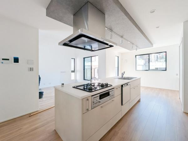 横浜市神奈川区西寺尾３丁目の新築一戸建のキッチン|食洗器付きなのは家事の負担を軽減してくれる嬉しいポイント♪
広々としたキッチンはお子様と並んでお料理できます。