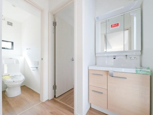 横浜市神奈川区西寺尾３丁目の新築一戸建の独立洗面台|広々とした洗面室には三面鏡付き独立洗面台！