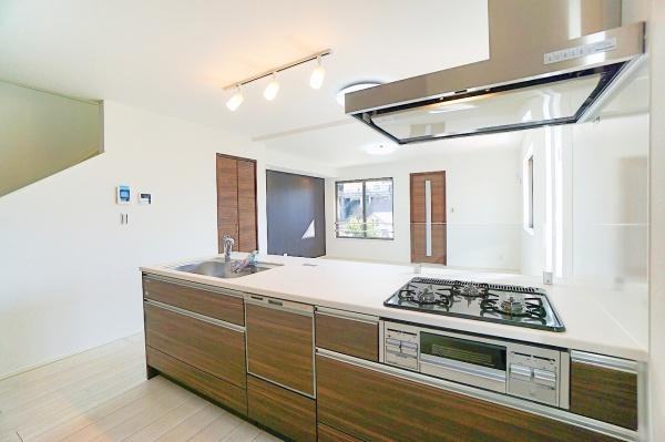 横浜市神奈川区西寺尾３丁目の新築一戸建の内観：施工例|同仕様のキッチンです！
食器洗機付きになります！
設備、収納充実のキッチンです。
