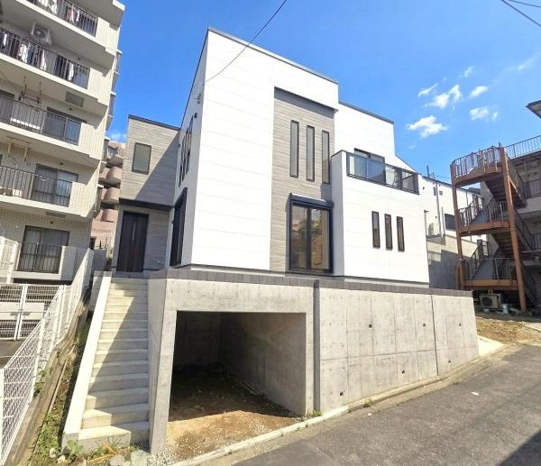 横浜市神奈川区西寺尾３丁目の新築一戸建の前面道路含む現地写真|周辺は落ち着いた街並みになります。
子育てにはぴったりの住環境♪