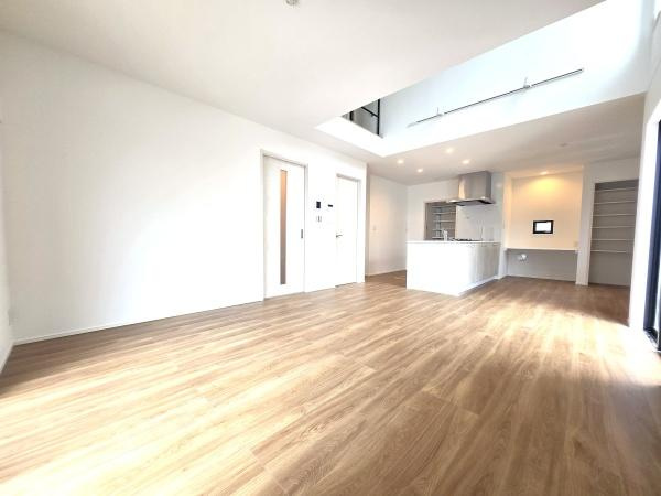 横浜市神奈川区西寺尾３丁目の新築一戸建の居間・リビング|吹抜けがある明るいリビング♪
解放感がありのびのび生活できます！