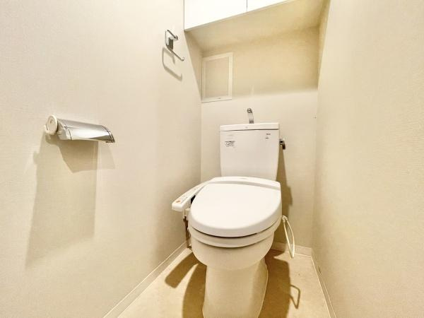 【トイレ】 | パークシティ堺東タワーズブライト | 節水型でエコなトイレには、今では当たり前のウォシュレット付き。便座を温める機能付き！
タオルフォルダーも付いておりそのまま手洗いもできます。