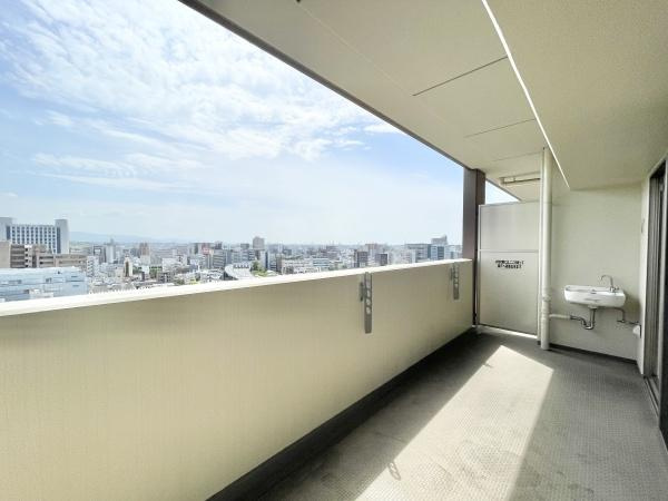 【バルコニー】 | パークシティ堺東タワーズブライト | 物干しセットを追加すれば、一度にたくさんのお洗濯物が干せるのが魅力！
太陽の光と爽やかな風を受けたお洗濯物はあっという間に乾き、取りこむ時には太陽の匂いを感じられそうですね♪