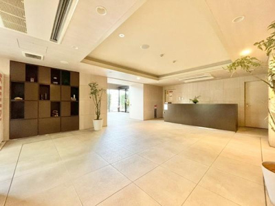 【エントランス】 | パークシティ堺東タワーズブライト | 流行に左右されず、将来にわたって価値が継続する「上質」な佇まい。おしゃれな雰囲気や自然の潤い、親しみやすさといった暮らしを豊かにしてくれる住空間です。