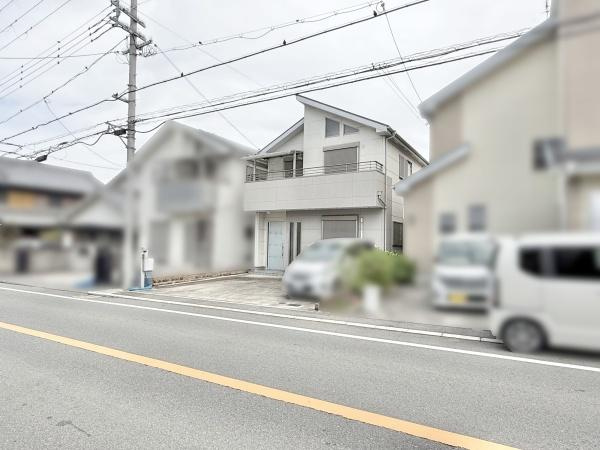 【前面道路含む現地写真】 | 全面道路：幅員約9ｍ！前面道路は交通量も少なく、安心してお住まい頂けます!