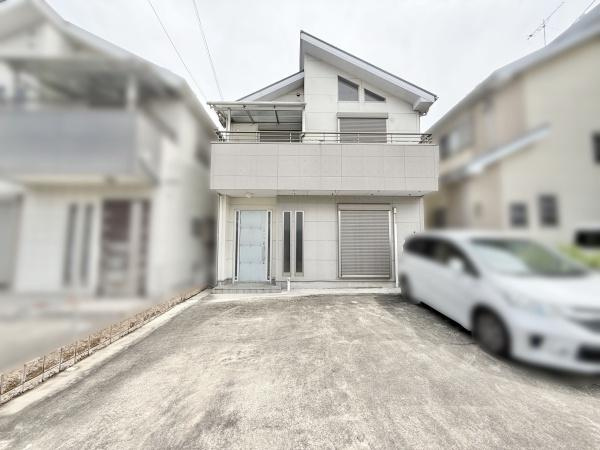 【駐車場】 | お車の出し入れが苦手なママや小さなお子様にも安心ですね。しっかり舗装もされているので、ベビーカーや自転車で通っても快適に通行できます。