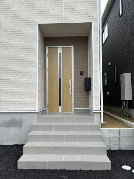蒲郡市大塚町第13　全3棟・2号棟の玄関|訪れる人を心地よく迎え入れます。