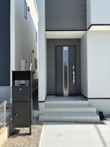 西尾市米津町01期　全6棟・3号棟の玄関|訪れる人を心地よく迎え入れます。