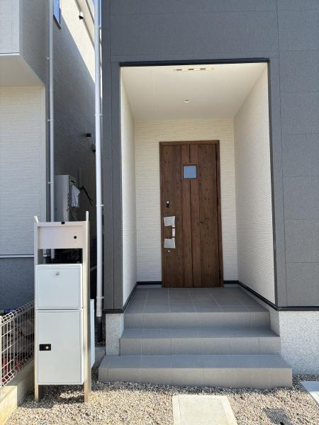 西尾市米津町01期　全6棟・5号棟の玄関|訪れる人を心地よく迎え入れます。
