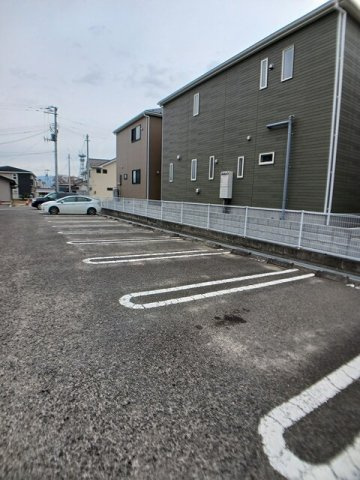 クリスタルコートＡの駐車場