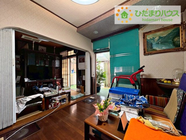 日立市田尻町2丁目　中古戸建の居間・リビング|リビングにサンルームが併設しているため、明るく、冬は暖かいです(*^-^*)