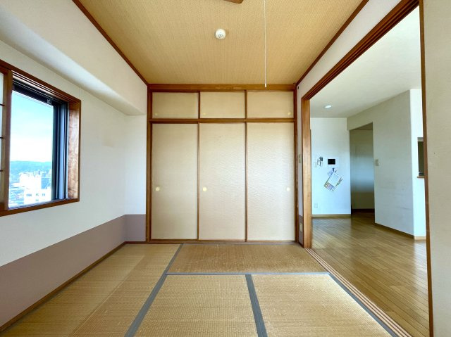 アルファステイツ梅ノ辻の和室|和室の押入はたっぷり一間半。来客時の布団なども収納できます。