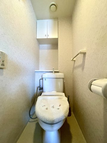 アルファステイツ梅ノ辻のトイレ|トイレには収納スペースがあり、トイレットペーパーやお掃除用品もストックできます。