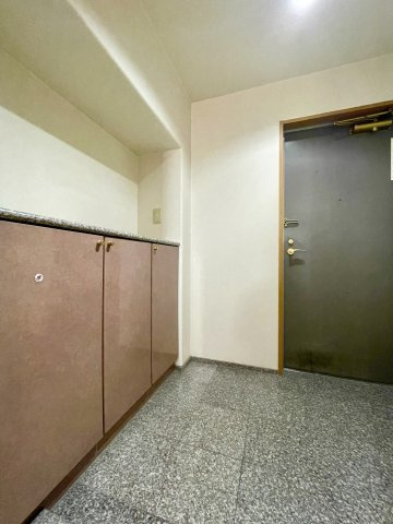 アルファステイツ梅ノ辻の玄関|玄関にはシューズボックスと収納があり、お出かけ用品もすっきり収納できます。