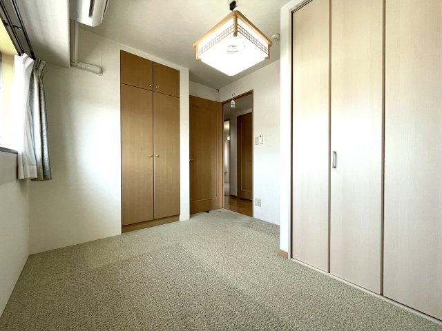 アルファステイツ梅ノ辻の洋室|西側洋室です。クローゼットが２か所あり衣類や趣味用品などたっぷり収納できます。