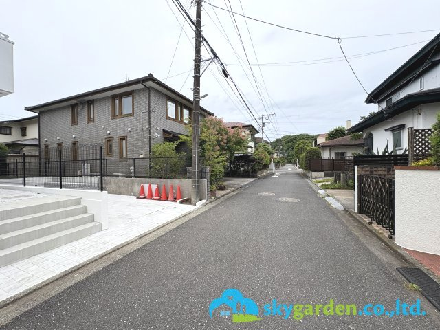 鎌倉市浄明寺六丁目　中古戸建　の前面道路含む現地写真