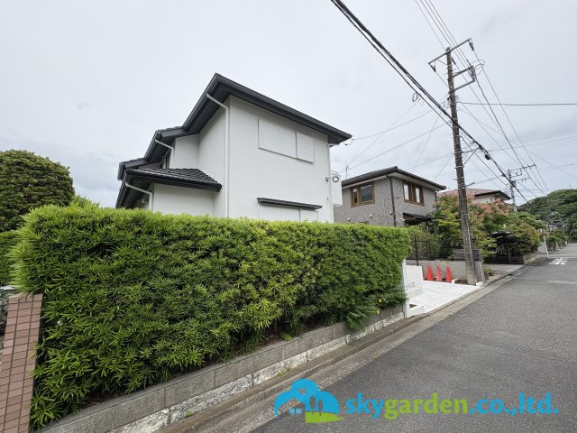 鎌倉市浄明寺六丁目　中古戸建　の前面道路含む現地写真