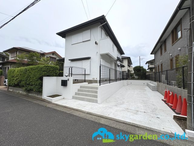 鎌倉市浄明寺六丁目　中古戸建　の前面道路含む現地写真
