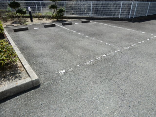 小野市王子町の賃貸マンションの駐車場