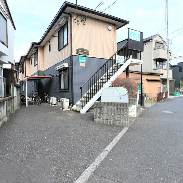 調布市小島町２丁目のアパートの駐車場