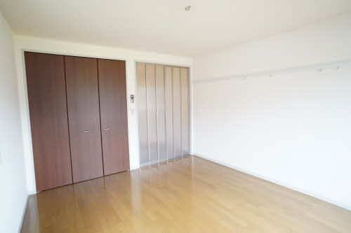 エデン西大通りの洋室