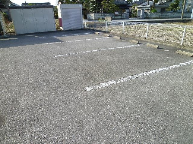 ファミーユの駐車場