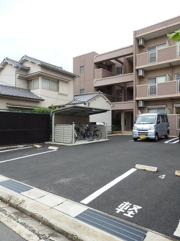 ティアラ　庚午中の駐車場|駐車場があるので、車を買う予定の方も安心です