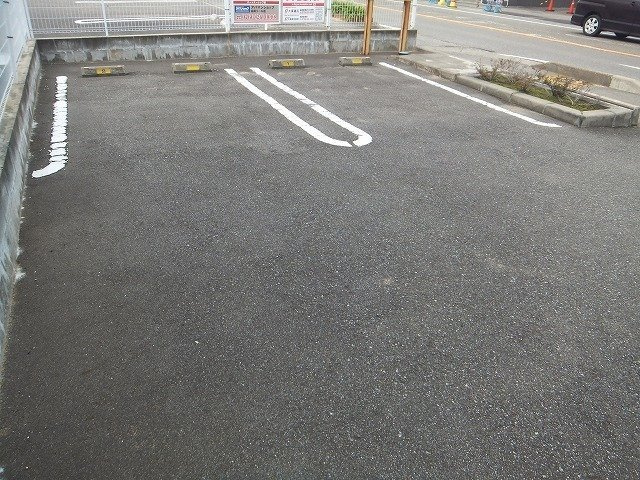 アッシュ　２の駐車場