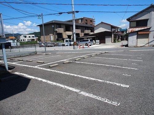 オアシスヤマナの駐車場
