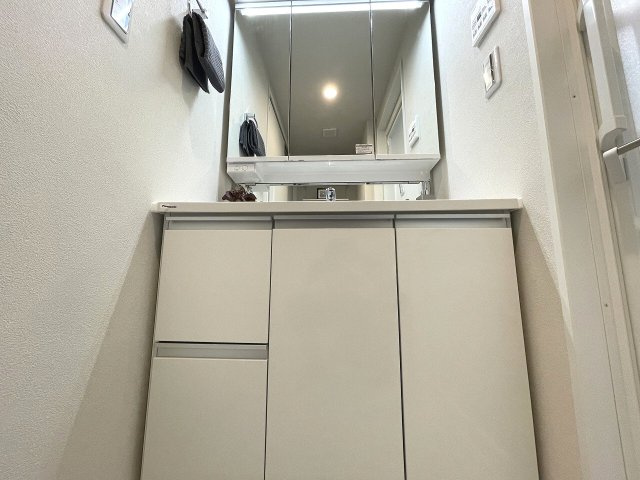 【独立洗面台】 | プラゼール練馬高野台　（成増店） | 朝の身支度がスムーズに。合わせ鏡ができる三面鏡＆たっぷり収納の三面鏡付洗面化粧台新規交換済。
