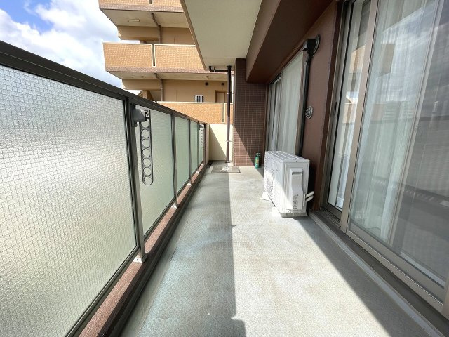 【バルコニー】 | プラゼール練馬高野台　（成増店） | 光と風を誘う窓やバルコニーが、快適な住空間を感じさせる