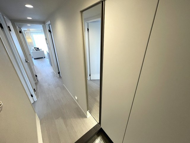 【玄関】 | プラゼール練馬高野台　（成増店） | 玄関には姿見付きシューズボックス採用。

