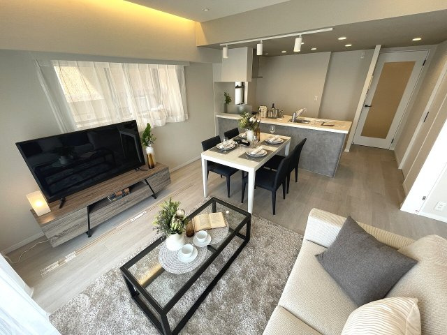 【居間・リビング】 | プラゼール練馬高野台　（成増店） | 間接照明がオシャレなリビング※画像の家具・照明・小物等は販売対象に含みません。

