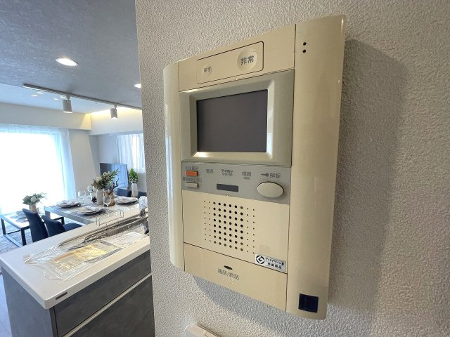 【セキュリティ】 | プラゼール練馬高野台　（成増店） | TVモニター付インターホンのため訪問者がひと目で分かります※画像の家具・照明・小物等は販売対象に含みません。