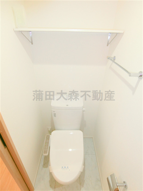 プラチナシティ蒲田のトイレ|棚と温水洗浄便座付きのトイレ