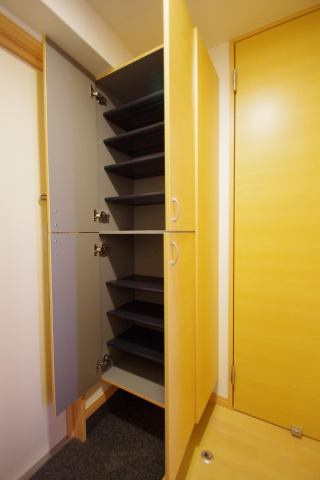 熊本市東区八反田１丁目の賃貸マンションの玄関