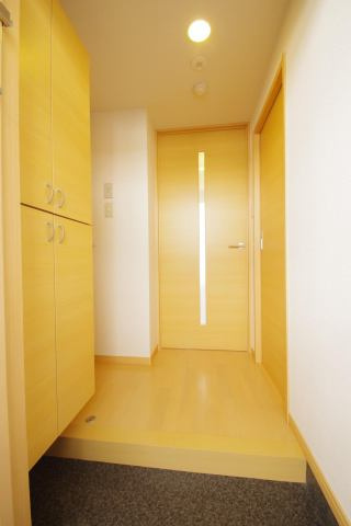 熊本市東区八反田１丁目の賃貸マンションの玄関