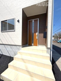 【玄関】 | 各務原市那加土山町新築建売全2棟！お車2台可能！那加第一小学校まで徒歩12分！インナーバルコニー | 各務原市那加土山町新築建売全2棟！お車2台可能！那加第一小学校まで徒歩12分！インナーバルコニーのあるお家！