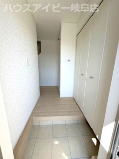 【玄関】 | 各務原市那加土山町新築建売全2棟！お車2台可能！那加第一小学校まで徒歩12分！インナーバルコニー | 各務原市那加土山町新築建売全2棟！お車2台可能！那加第一小学校まで徒歩12分！インナーバルコニーのあるお家！